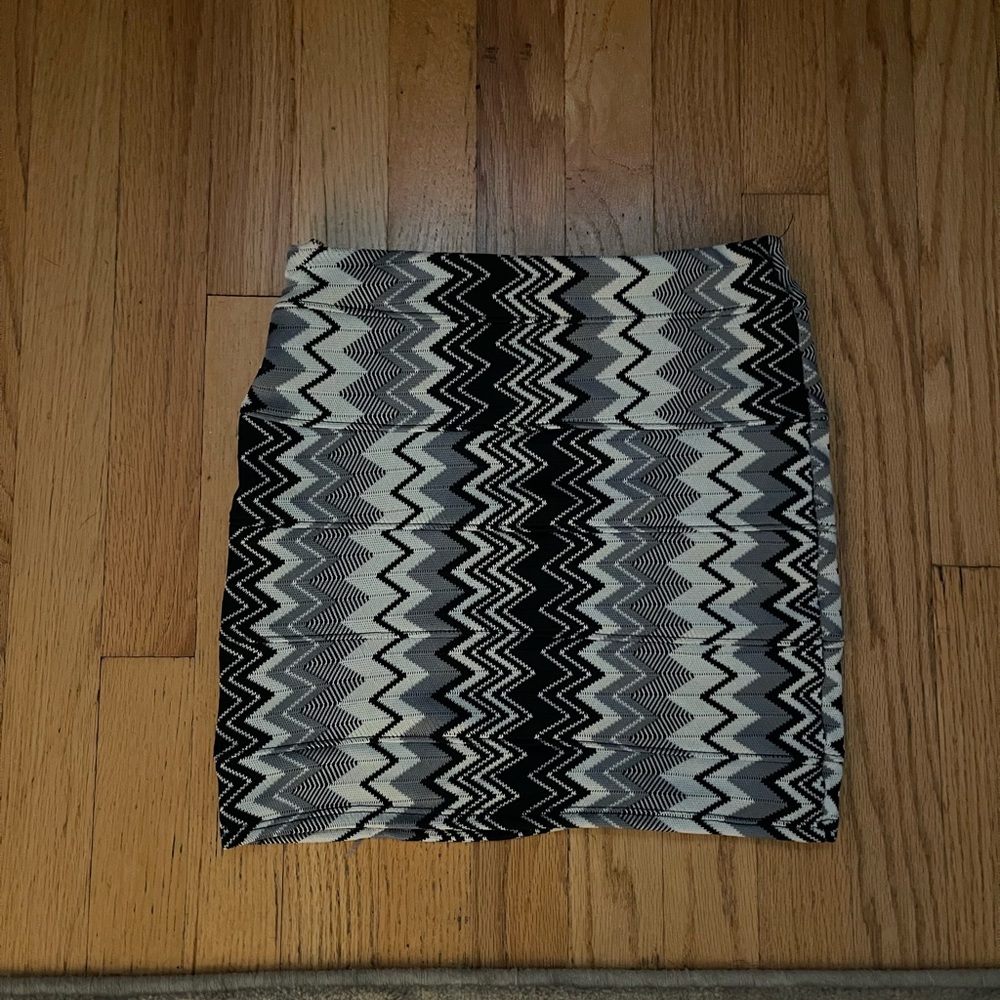 Cheryl zig zag patterned mini skirt